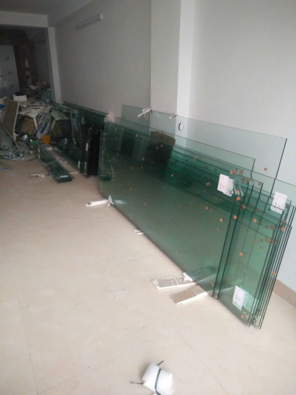 Các tấm kính được kê gọn bên trong công trình sáng sủa